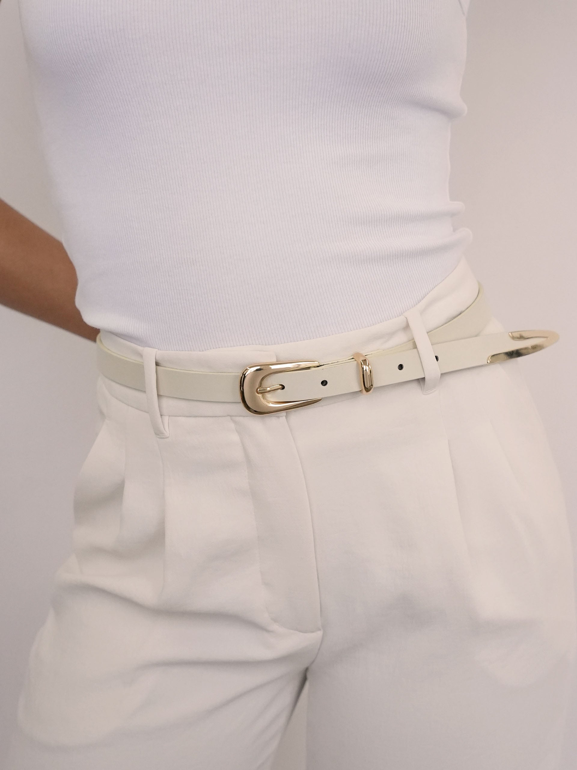 Modern Saddle Belt in Vanilla on model 2