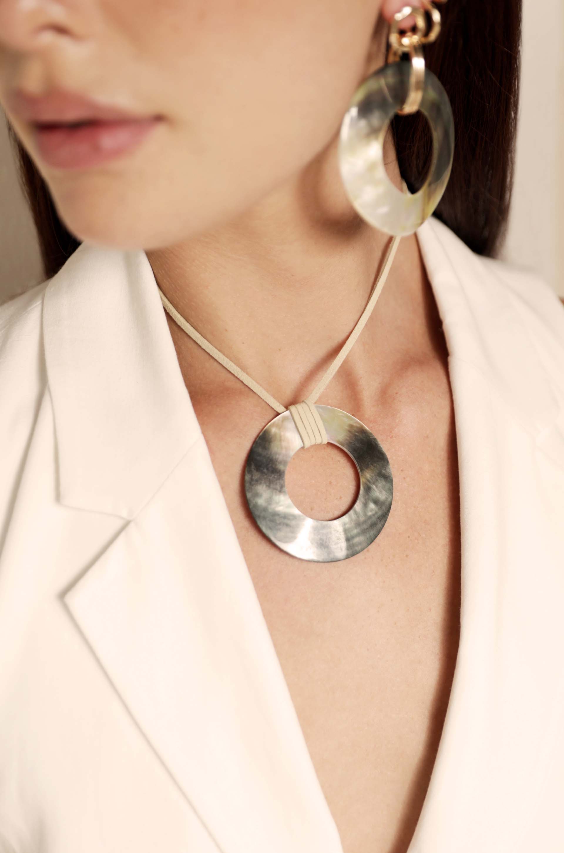 Iridescent Shell Circle Pendant Adjustable Necklace – Ettika