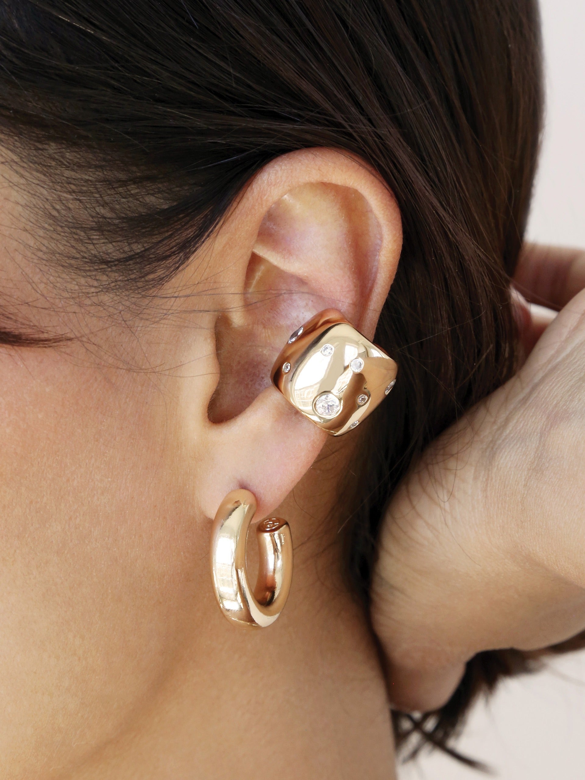 Scattered Crystal Chunky Ear Cuff on model 1