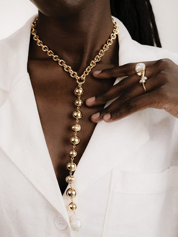 model in pearl jewelry