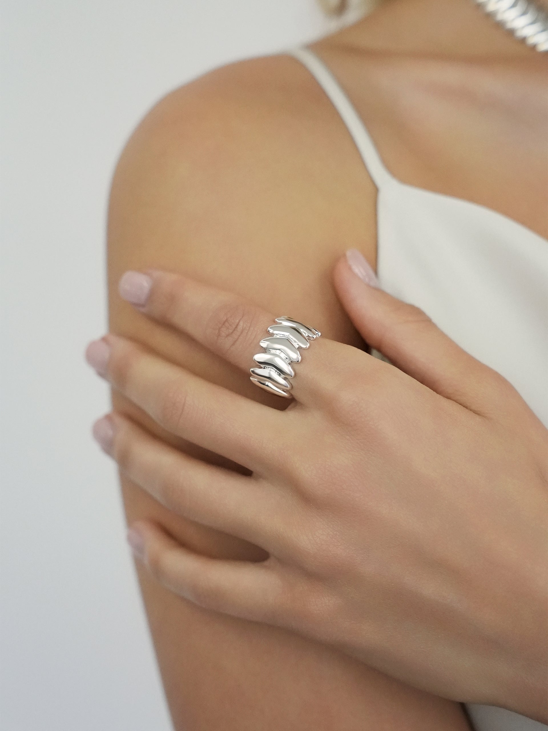 Metal Moderna Ring on model 2