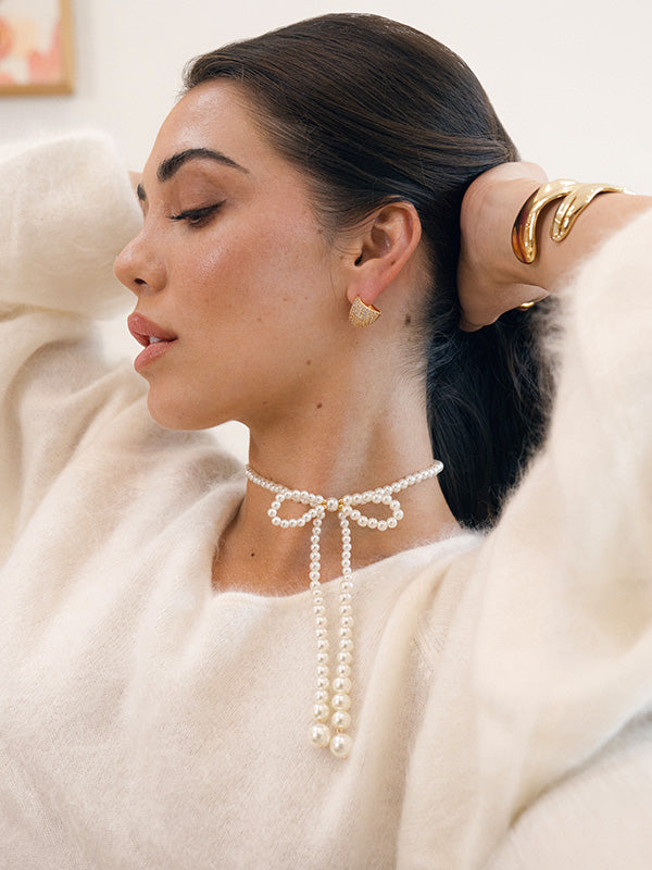 model in pearl jewelry