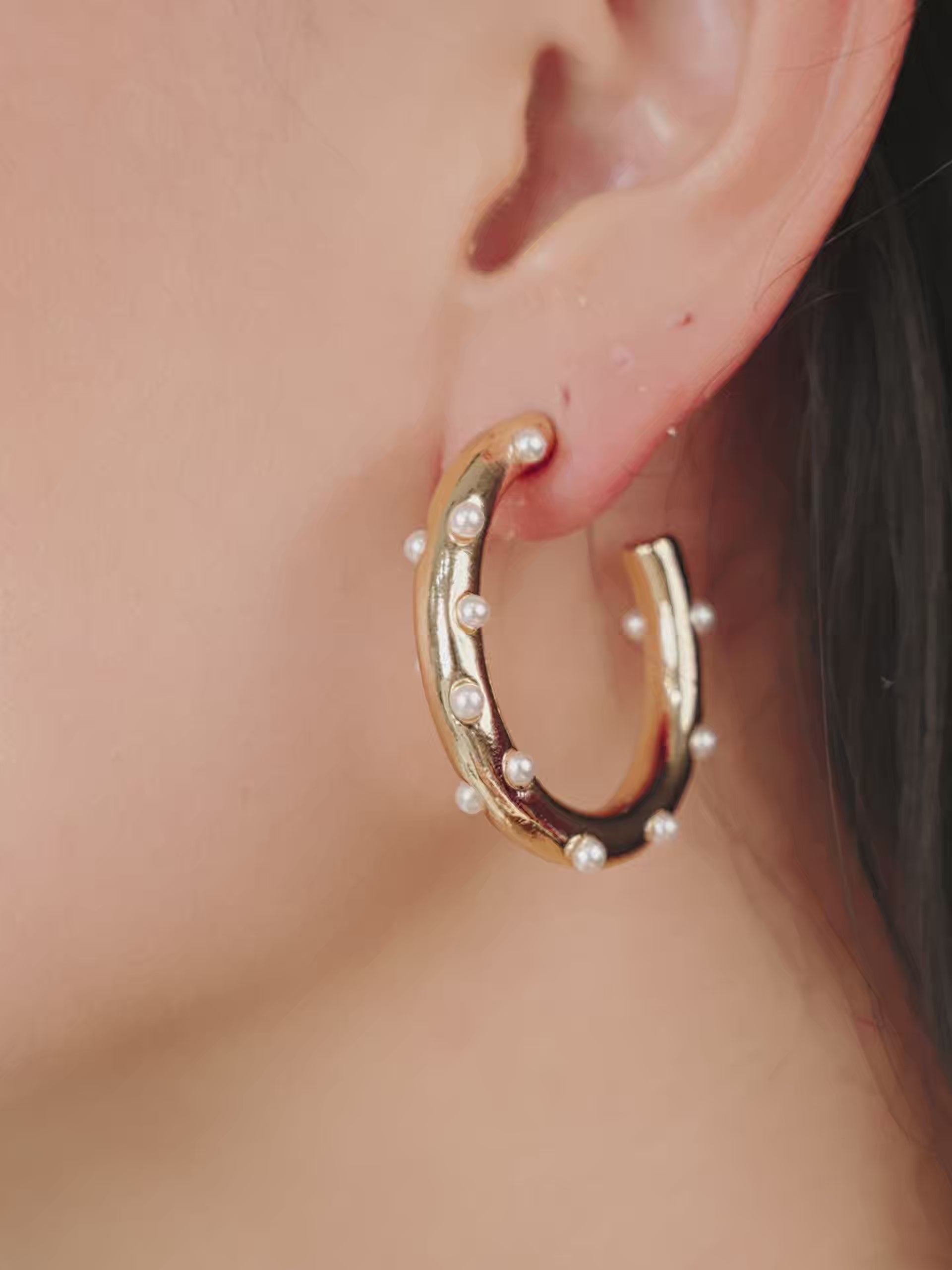 Spotted Pearl Hoop Earrings video